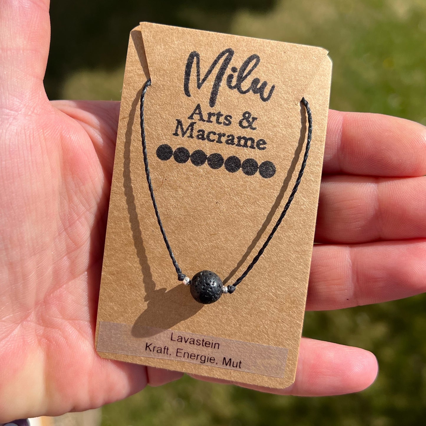 Filigrane Kette mit einer 8mm großen Lavastein Perle und praktischen Schiebeverschluss