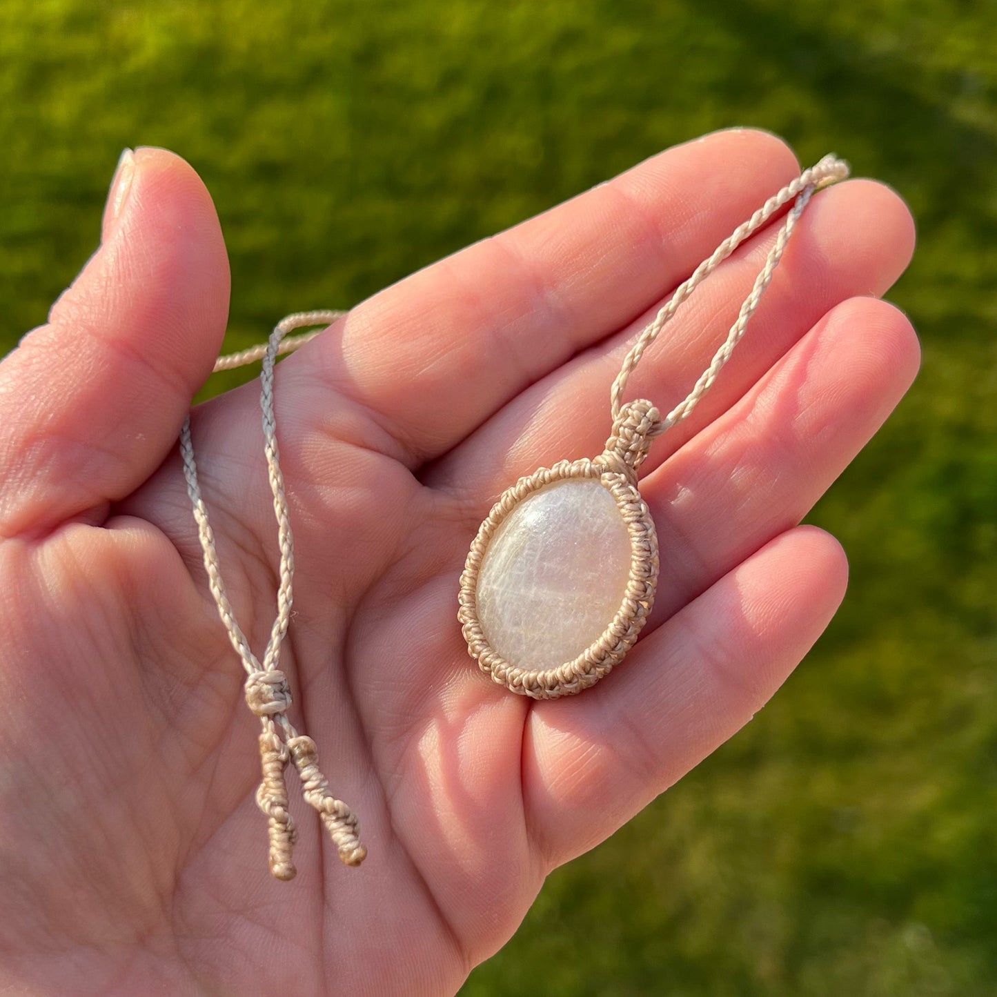 Mondstein Kette SIMPLICITY greige Milu Arts and Macrame