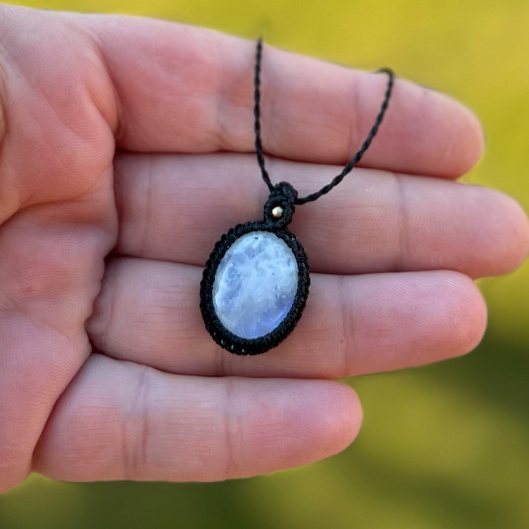 Regenbogen Mondstein Kette PURE HARMONY Milu Arts and Macrame