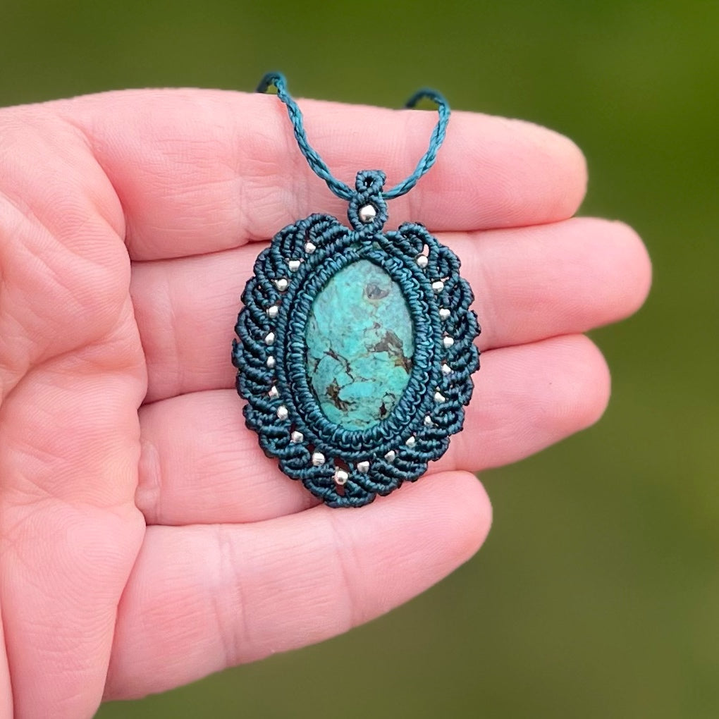 Türkis Kette PEACOCK WHISPER Milu Arts and Macrame