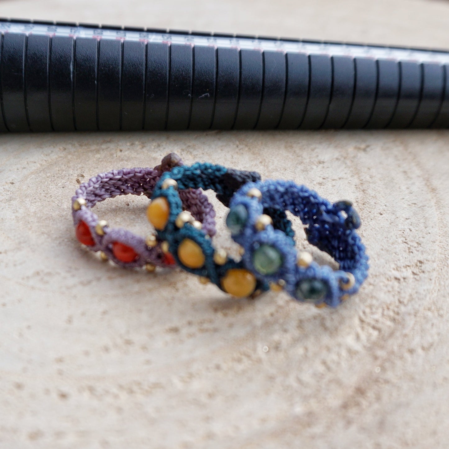 Makramee Ring mit drei Kraftsteinen Milu Arts and Macrame