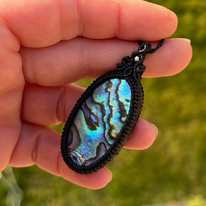 Schwarze Makramee Kette mit einem großen Abalone Perlmutt