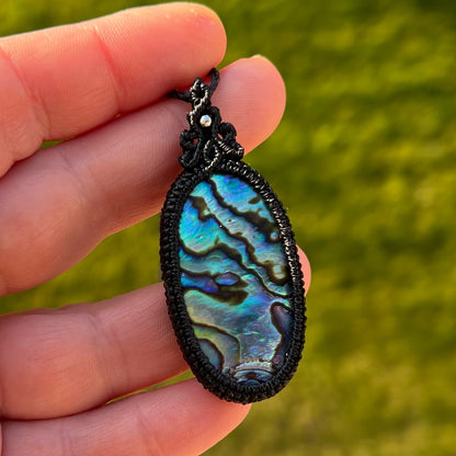 Schwarze Makramee Kette mit Abalone eingefasst 