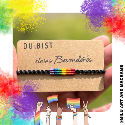 Regenbogen Armband in schwarzem mit einem Regenbogenflaggen Muster eingeknüpft. CSD Armband