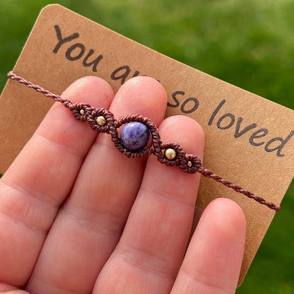 Handgemachtes Makramee Armband mit Charoit