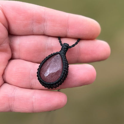 Erdbeerquarz Kette SIMPLICITY schwarz Milu Arts and Macrame