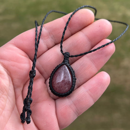 Erdbeerquarz Kette SIMPLICITY schwarz Milu Arts and Macrame