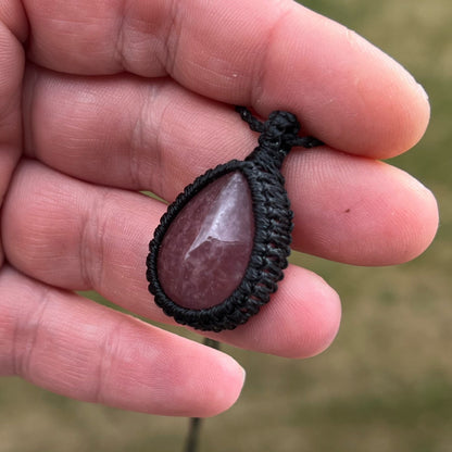 Erdbeerquarz Kette SIMPLICITY schwarz Milu Arts and Macrame