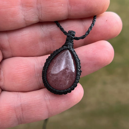 Erdbeerquarz Kette SIMPLICITY schwarz Milu Arts and Macrame