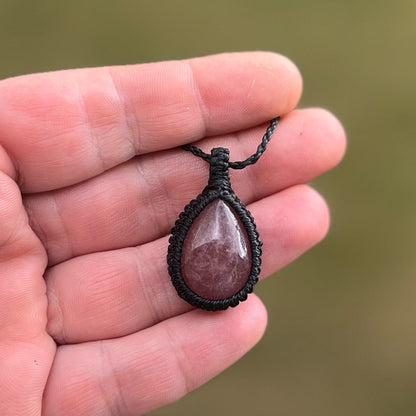 Erdbeerquarz Kette SIMPLICITY schwarz Milu Arts and Macrame