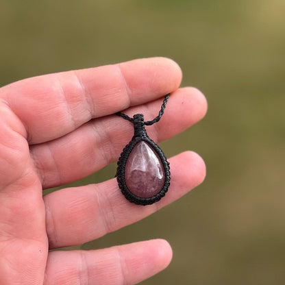 Erdbeerquarz Kette SIMPLICITY schwarz Milu Arts and Macrame