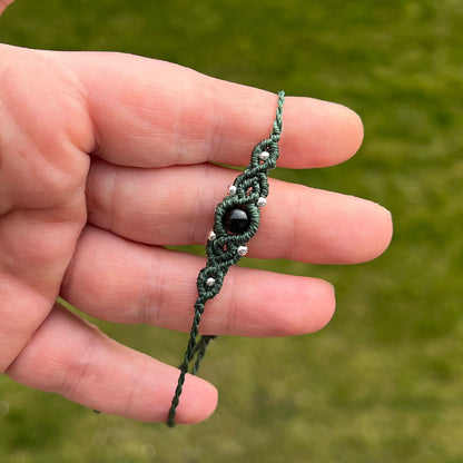 Handgemachtes Makramee Armband mit schwarzen Turmalin 