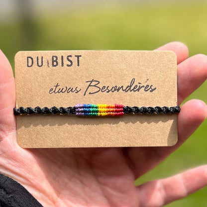 LGBTQ Armband. Schwarzes Makramee Armband mit den Farben aus der Regenbogen Flagge geknotet. Ideales Accessoire für den Pridemonat. 