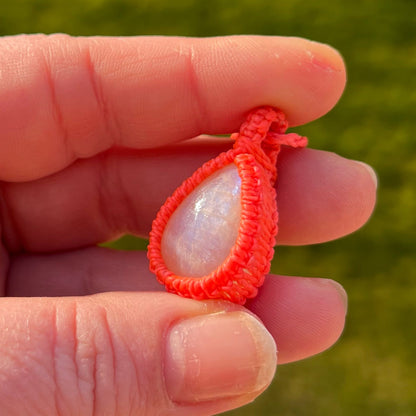 Mondstein Kette SIMPLICITY neon Milu Arts and Macrame