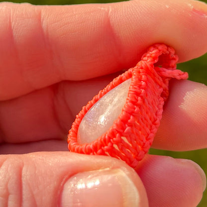 Mondstein Kette SIMPLICITY neon Milu Arts and Macrame