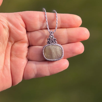 Mondstein Kette MIRACLE BLISS taupe Milu Arts and Macrame