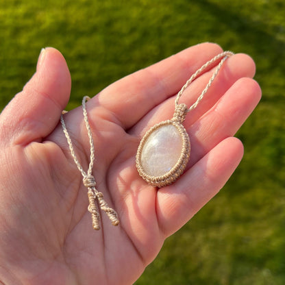 Mondstein Kette SIMPLICITY greige Milu Arts and Macrame