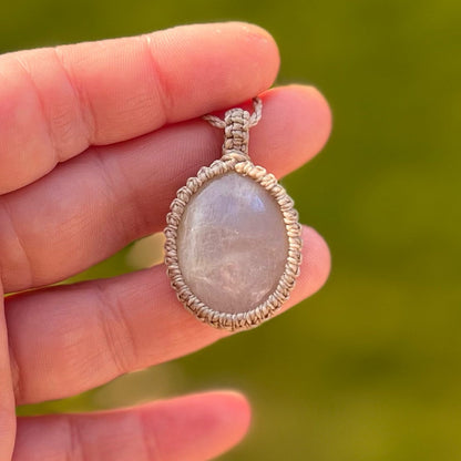 Mondstein Kette SIMPLICITY greige Milu Arts and Macrame