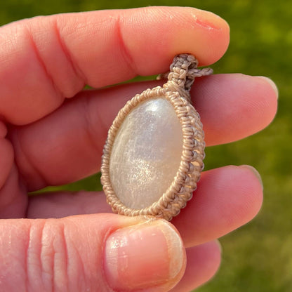 Mondstein Kette SIMPLICITY greige Milu Arts and Macrame