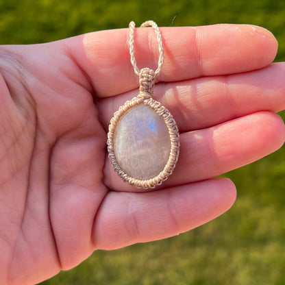 Mondstein Kette SIMPLICITY greige Milu Arts and Macrame