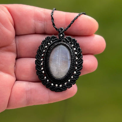 Mondstein Kette PEACOCK WHISPER Milu Arts and Macrame