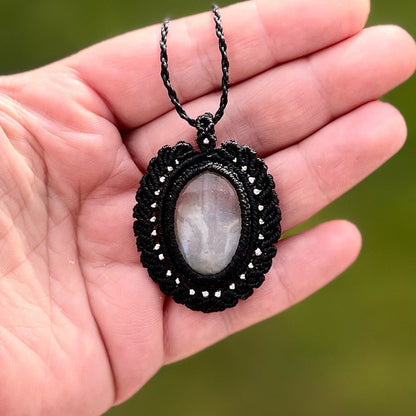 Mondstein Kette PEACOCK WHISPER Milu Arts and Macrame