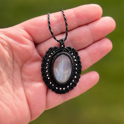 Mondstein Kette PEACOCK WHISPER Milu Arts and Macrame