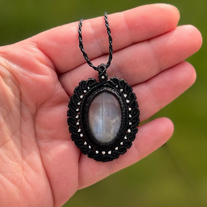 Mondstein Kette PEACOCK WHISPER Milu Arts and Macrame