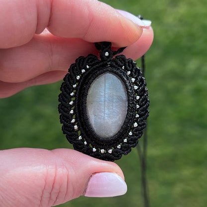 Mondstein Kette PEACOCK WHISPER Milu Arts and Macrame