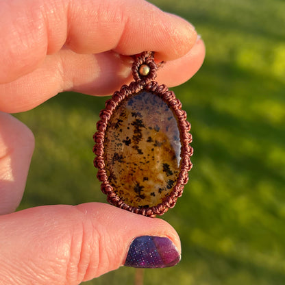 Seraphinit Kette Makramee Schmuck, Garnfarbe braun, Messingperle 