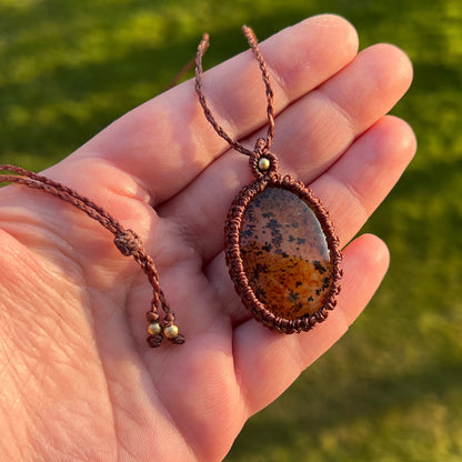 Seraphinit Kette Makramee Schmuck, Garnfarbe braun, Messingperle 