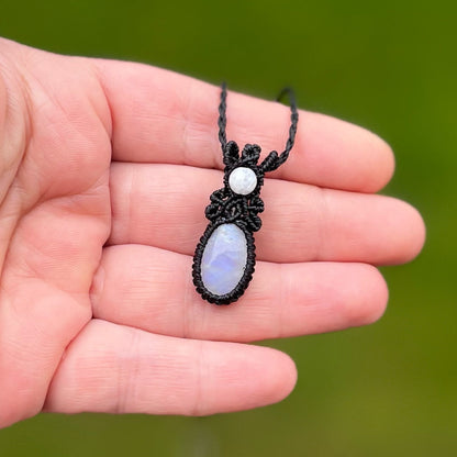 Regenbogen Mondstein Kette Milu Arts and Macrame