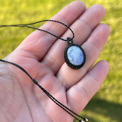 Regenbogen Mondstein Kette PURE HARMONY Milu Arts and Macrame