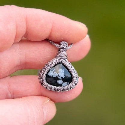 Schneeflocken Obsidian Kette SIMPLICITY Milu Arts and Macrame