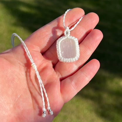 Selenit Kette PURE HARMONY weiß naturell Milu Arts and Macrame