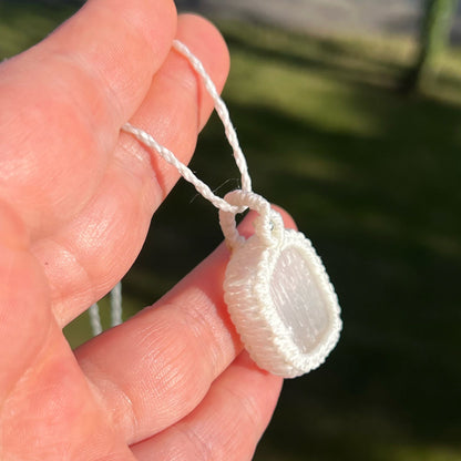 Selenit Kette PURE HARMONY weiß naturell Milu Arts and Macrame
