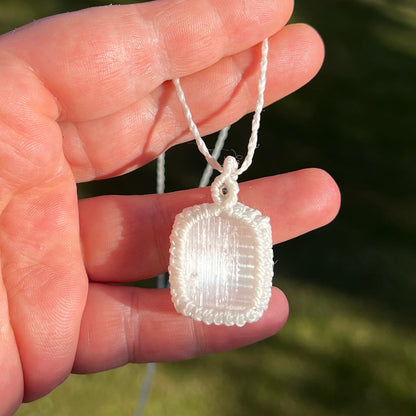 Selenit Kette PURE HARMONY weiß naturell Milu Arts and Macrame