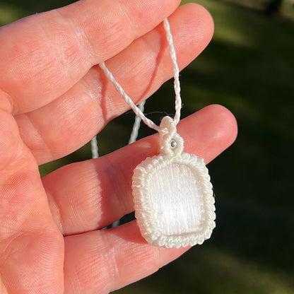 Selenit Kette PURE HARMONY weiß naturell Milu Arts and Macrame