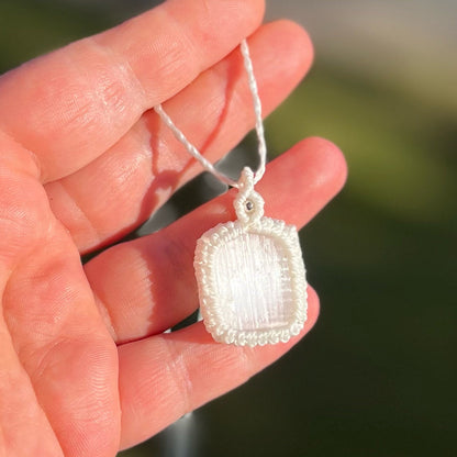 Selenit Kette PURE HARMONY weiß naturell Milu Arts and Macrame