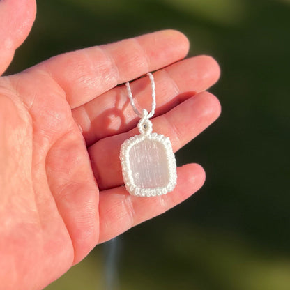 Selenit Kette PURE HARMONY weiß naturell Milu Arts and Macrame
