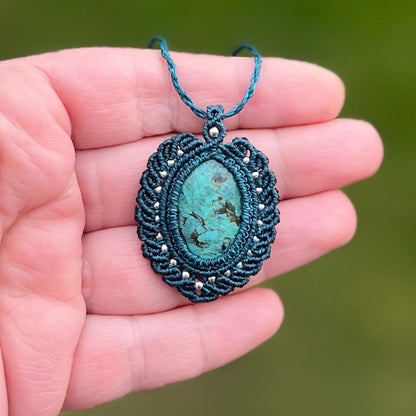 Türkis Kette PEACOCK WHISPER Milu Arts and Macrame