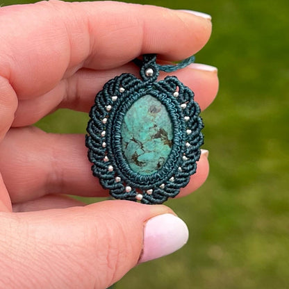 Türkis Kette PEACOCK WHISPER Milu Arts and Macrame