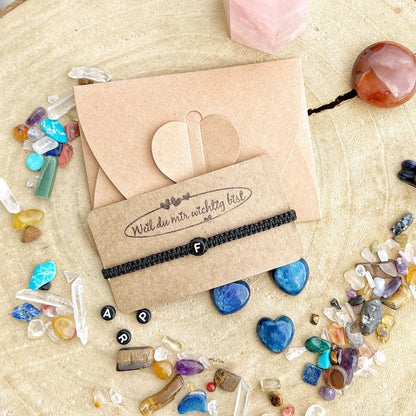 Makramee Armband mit Initiale Milu Arts and Macrame