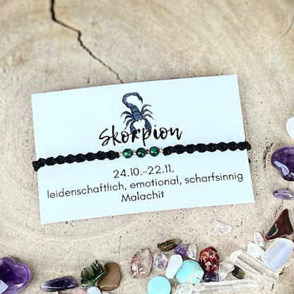 Sternzeichen Armband Skorpion mit drei Malachitperlen nach Makramee Art in einem spiralen Muster geknotet