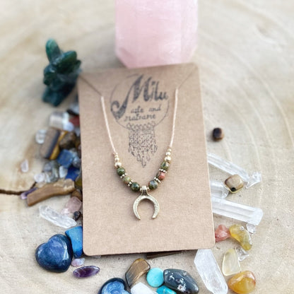 Filigrane Mondsichel Kette Milu Arts and Macrame