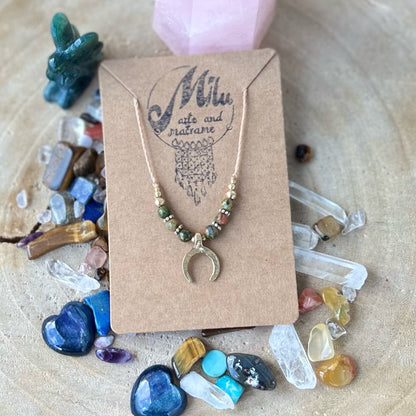 Filigrane Mondsichel Kette Milu Arts and Macrame