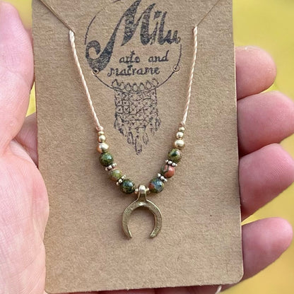 Filigrane Mondsichel Kette Milu Arts and Macrame